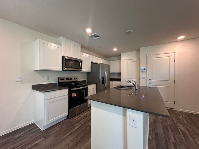 Foto del edificio - BRAND NEW 3 BEDROOM TOWNHOUSE W/LOFT