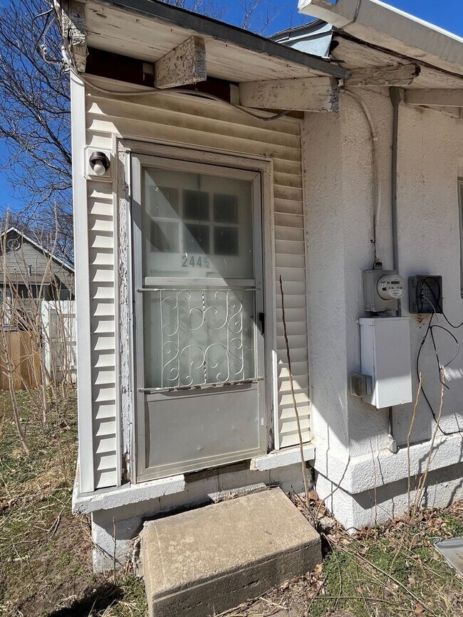 Building Photo - 2-Bedroom, 1-Bathroom Apartment in Converted Quadplex