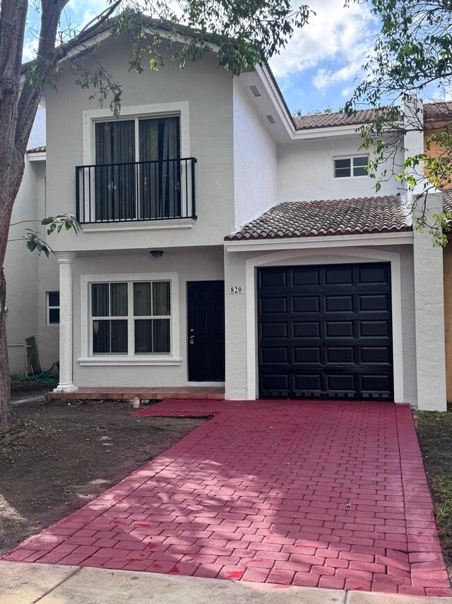 Building Photo - 820 SW 6th Ct