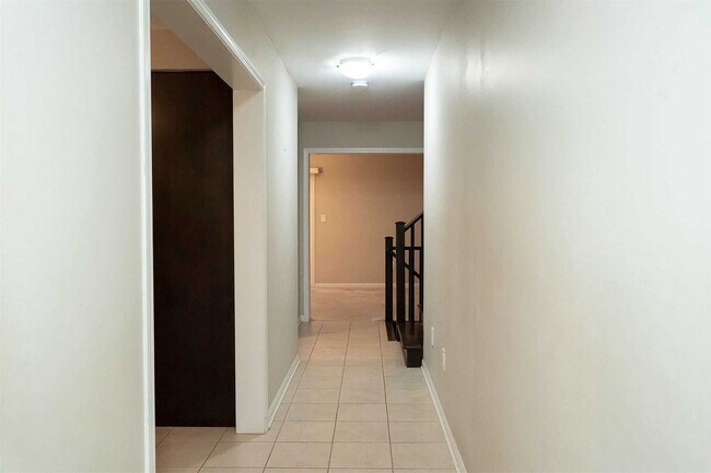 Building Photo - 921 Raftis Cres