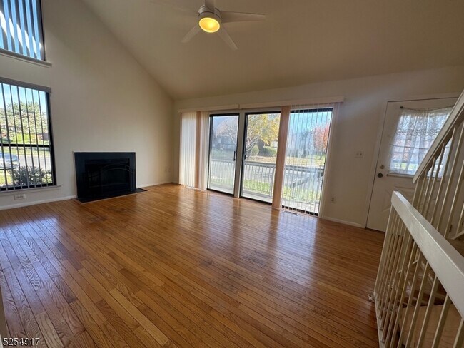 Foto del edificio - 4111 Bloomingdale Dr