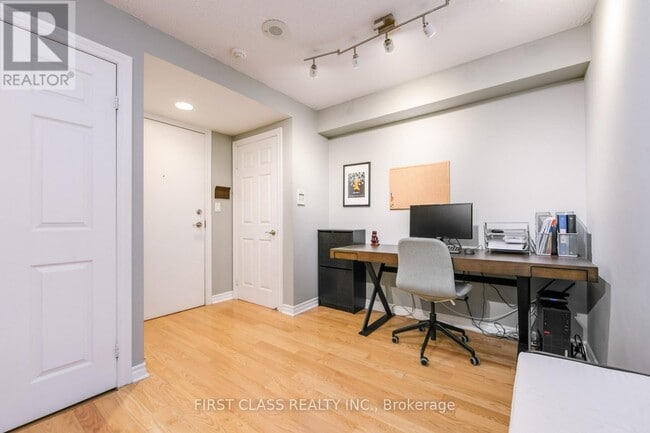 Building Photo - 270 Wellington St W