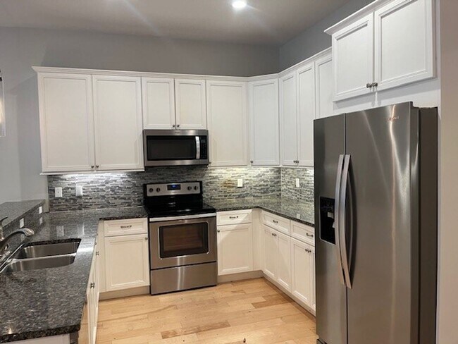 Building Photo - Beautiful 3/3 TH in Westshore!
