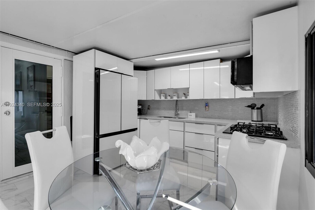 Foto principal - 2140 W 53rd St