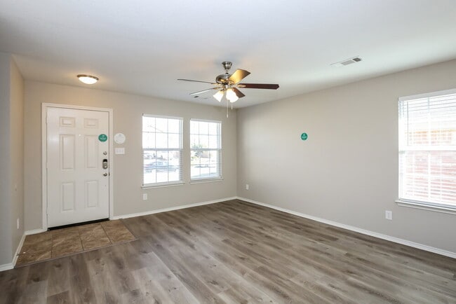 Foto del edificio - 8044 Brook Ridge Dr