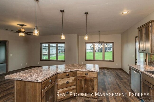 Building Photo - 4 Bedroom 3 Bathroom Home for Rent