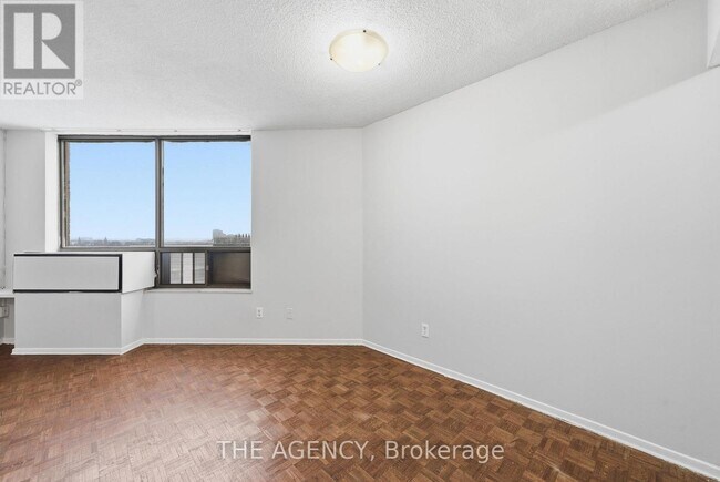 Photo du bâtiment - 2350 Dundas St W