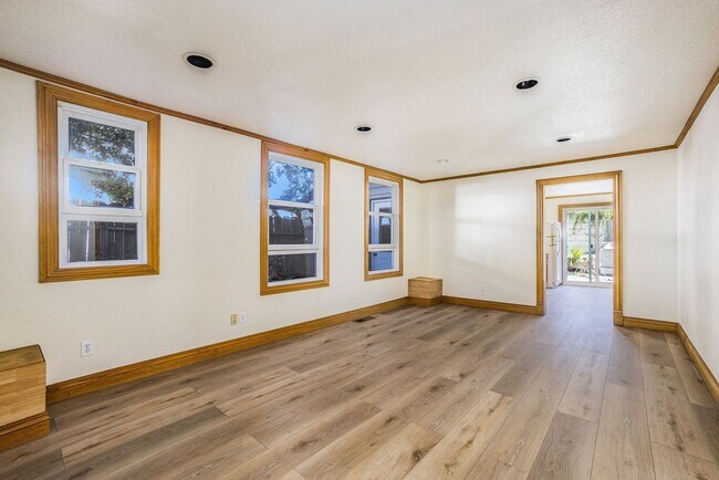 Foto del edificio - 1702 Paru St. #A - 5 bedoom | 2 bath | Low...