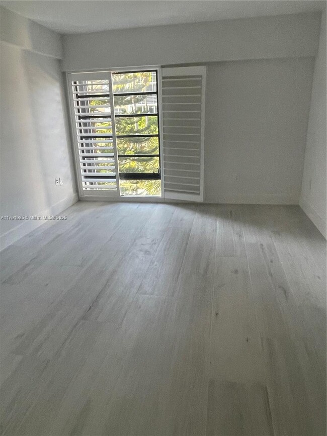 Foto del edificio - 575 Crandon Blvd