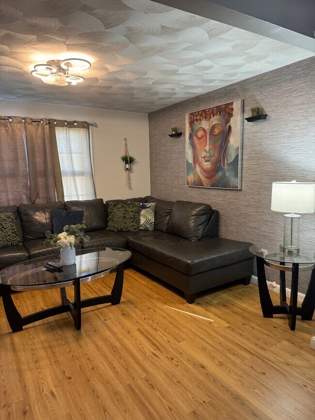 Foto del edificio - Spacious 2-Bedroom, 1.5-Bath Main-Floor Home in Providence