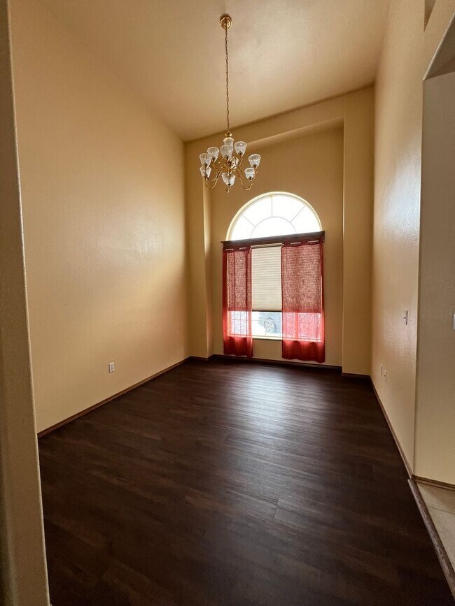 Building Photo - 3 Bedroom, 2 Bathroom Home