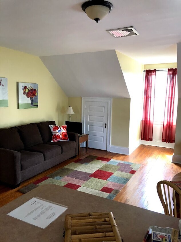Living Area/Dining Combination - 1601 N Front St