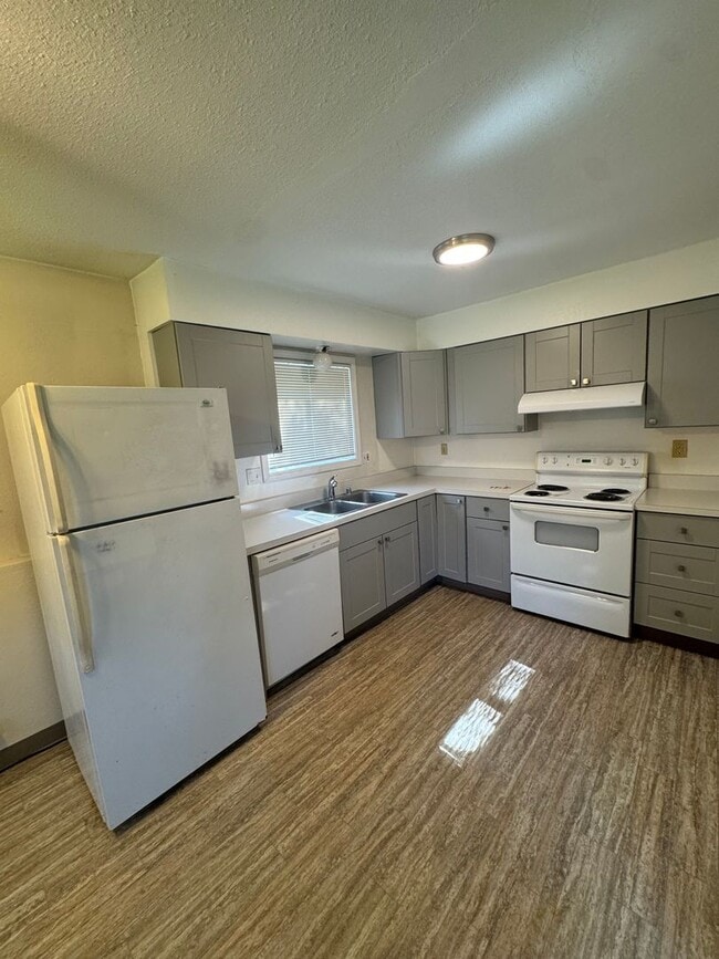 Building Photo - Updated unit in quiet 4-plex