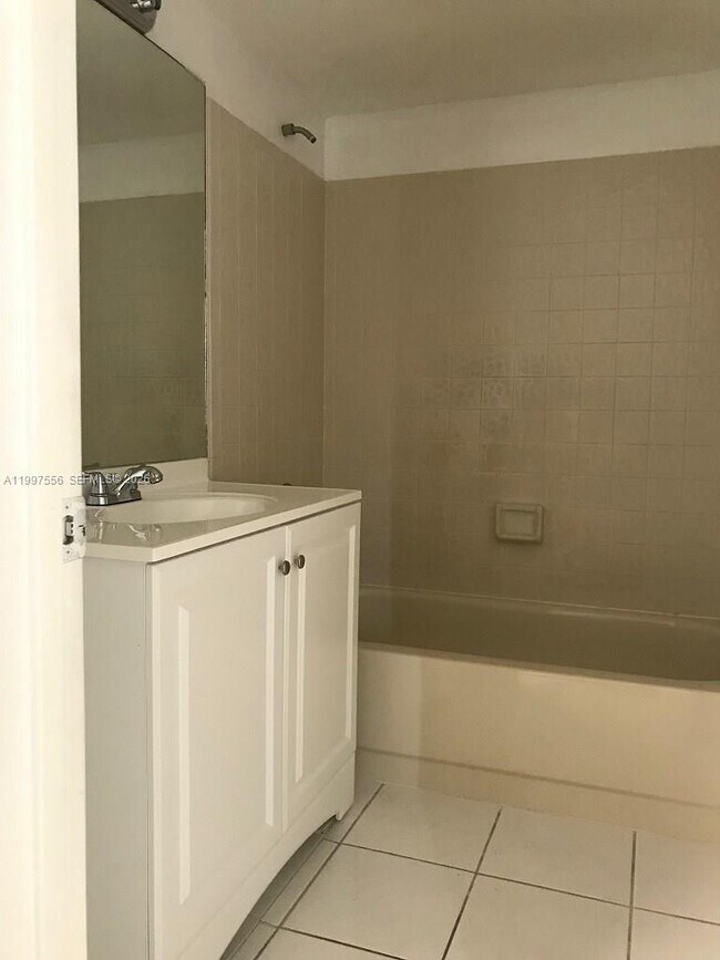 Foto del edificio - 10165 Twin Lakes Dr