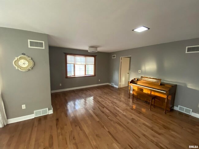 Building Photo - 804 Crestview Dr