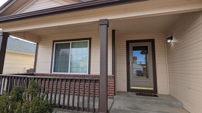 Foto del edificio - SPRINGS RANCH 3 BEDROOM/2 BATHROOM RANCH WITH FENCED YARD AND 2 CAR GARAGE!