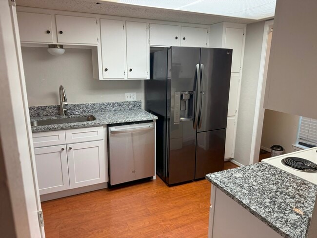 Kitchen - 6333 Kelly Dr