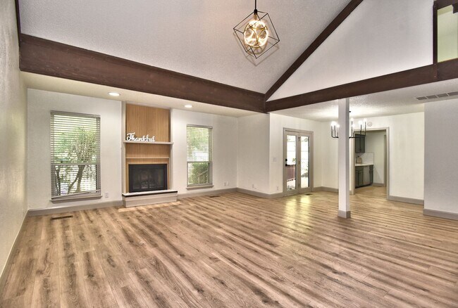Foto del edificio - Updated 2 bed, 2 bath townhouse with 1,788...