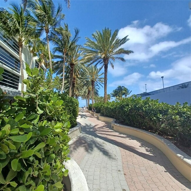 Building Photo - 100 Lincoln Rd