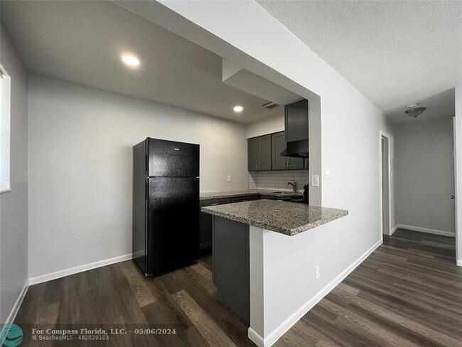 Foto del edificio - 5631 NW 15th St