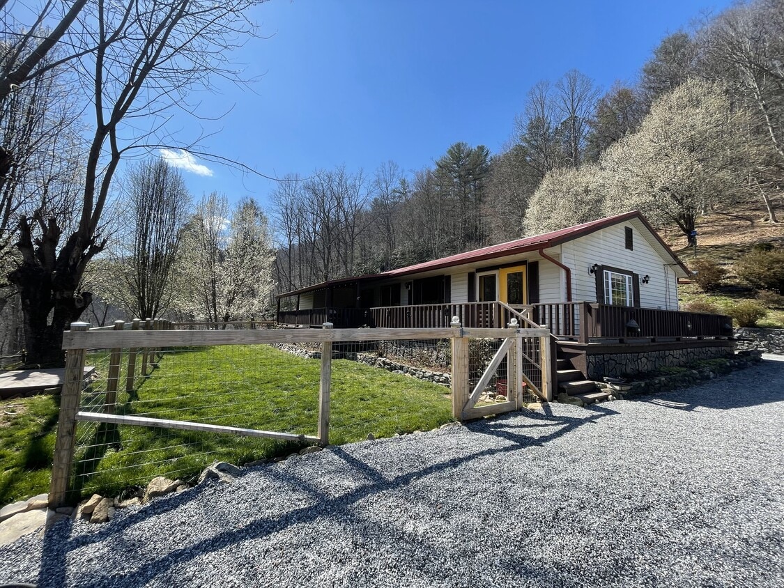 165 Puncheon Camp Rd, Marshall, NC 28753 House Rental in Marshall, NC