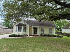 Building Photo - 940 Central Dr