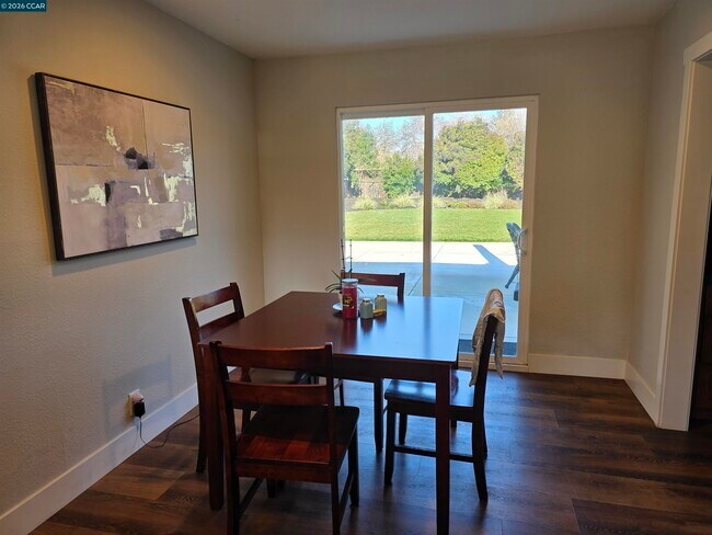 Foto del edificio - 1878 Elinora Dr