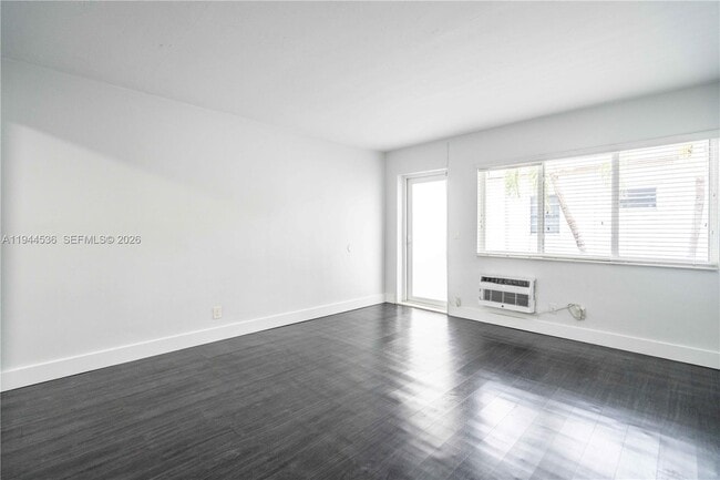 Foto del edificio - 7311 Byron Ave