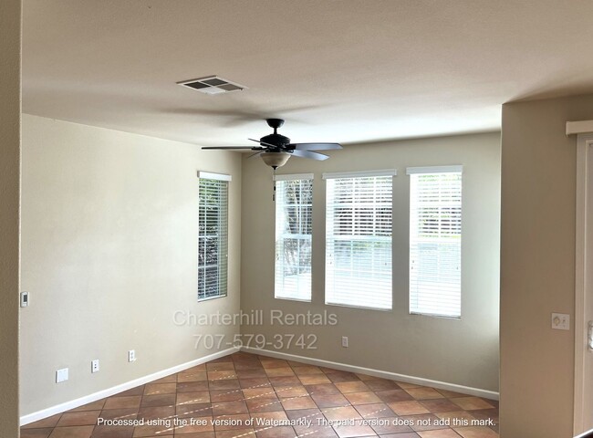 Building Photo - Gorgeous, light and bright, townhome in SE...