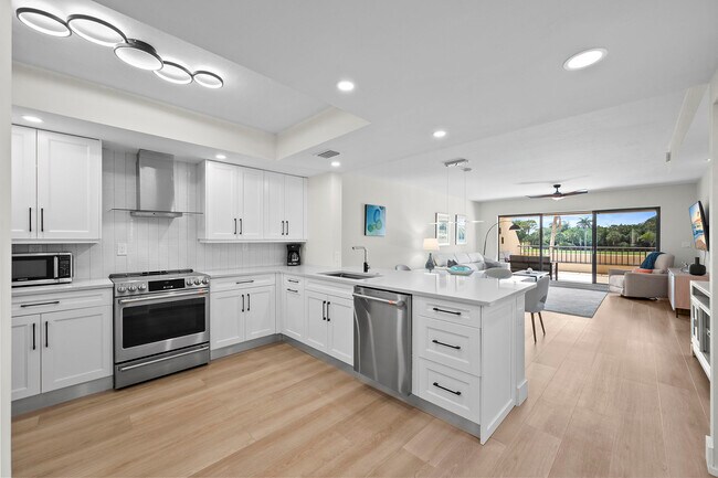 Foto del edificio - 6360 Pelican Bay Blvd