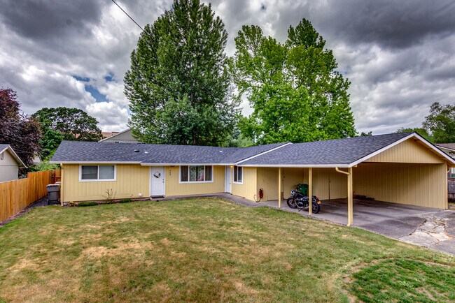 Building Photo - 707 N Holly Dr