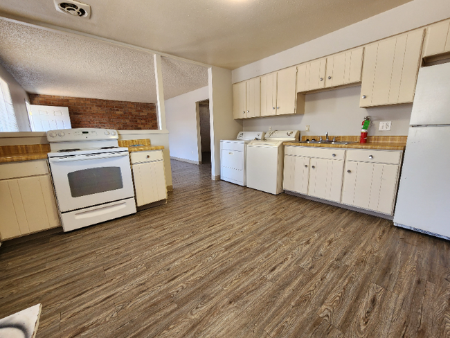 Foto del edificio - 734 Elmhurst Pl