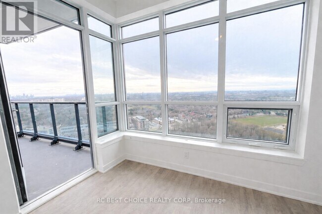 Photo du bâtiment - 30 Upper Mall Wy