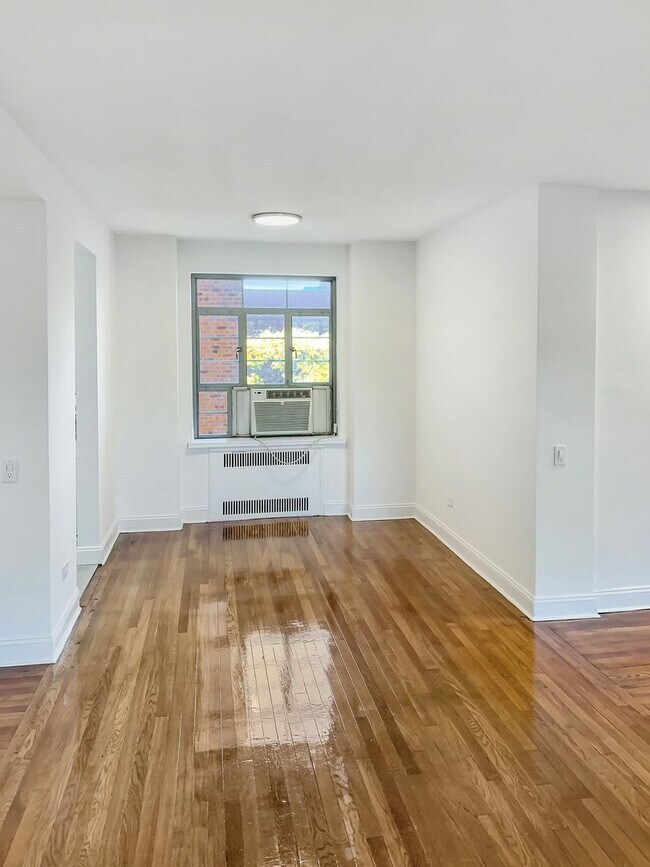 Building Photo - A prized destination in beautiful Forest Hill Garden, a place to call home