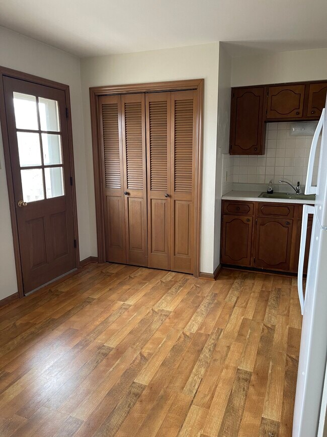 Kitchen - 916 S Fairview Rd