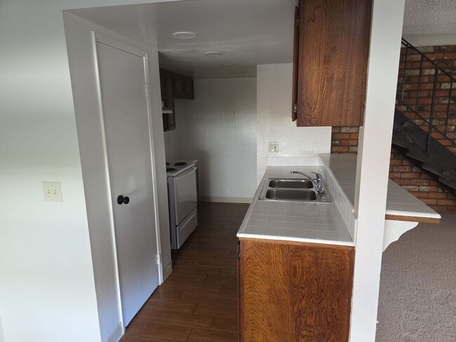Foto del edificio - Popular two story condo with garage