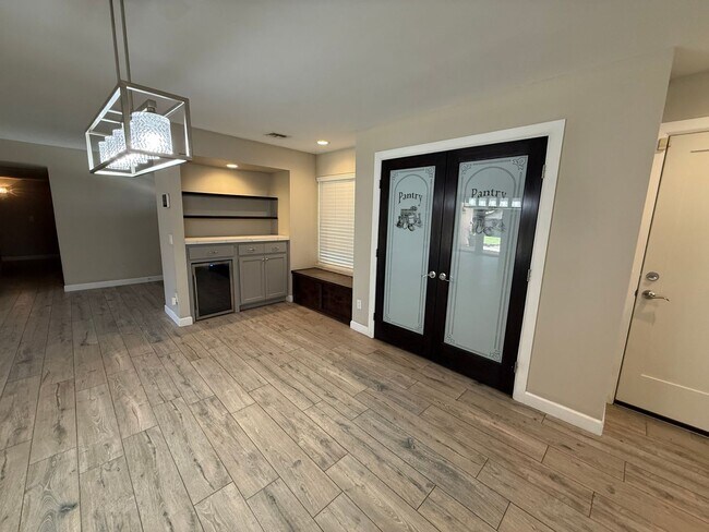 Building Photo - Luxury 4 Bedroom in Country Estates