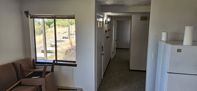Foto del edificio - 2 Bed 1 Bath Daylight Basement property. P...