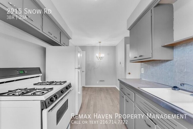 Building Photo - 2915 Snow Rd UP, Parma - Spacious 3 bed 1....