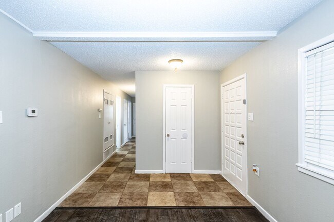 Foto del edificio - Pre-leasing and short term options availab...