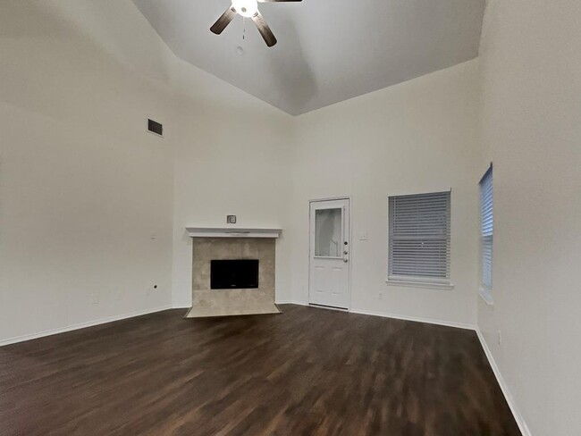 Foto del edificio - 2550 Riverway Dr