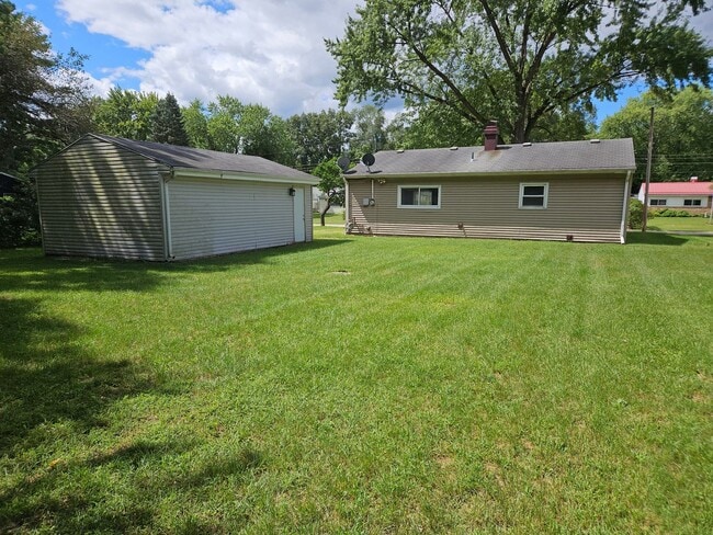 Building Photo - 3 bed, 1 bath, fully renovated.