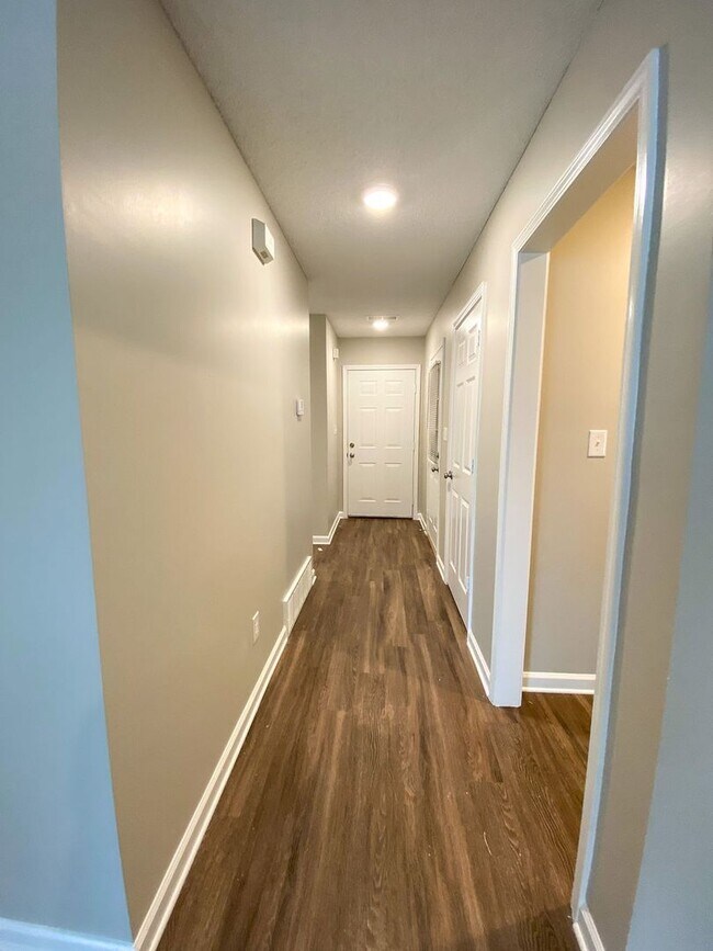 Building Photo - 3 bed, 2 bath in Cordova with new ss appli...