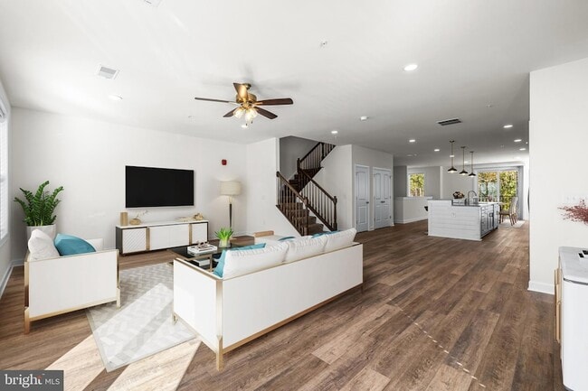 Building Photo - 900 Gilbert Rd