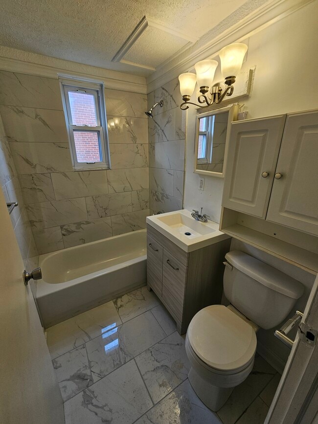Main level bathroom - 3917 Stokes Dr