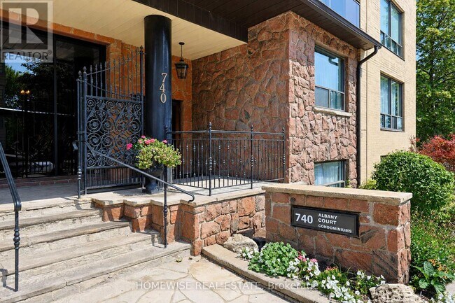 Photo du bâtiment - 740 Eglinton Ave W