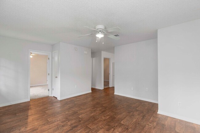 Building Photo - AVAILABLE IN OCTOBER! 2 beds 1 bath