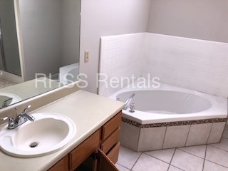 Building Photo - UNIQUE STYLE! READY FOR LEASE!