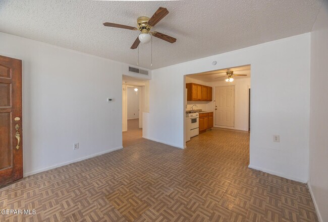 Foto del edificio - 1315 Likins Dr