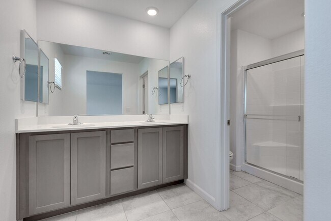 Foto del edificio - Modern 3-Bedroom Townhome in Gated Community